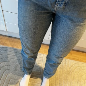 Mom jeans  - Mom jeans från Gina tricot. Storlek 38.  Super sköna jeans! Säljes endast för att de blivit för stora. 