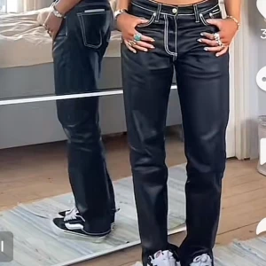 Eytys skinn jeans - Säljer dessa eytys skinn jeans i storlek 27/34 (storlek 36 i vanlig storlek) längd 34. Nypris 2600kr, säljer för 1200