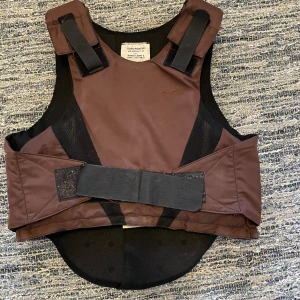 Ridväst  - Risväst som passar i åldrarna 12-15 skulle jag säga. 