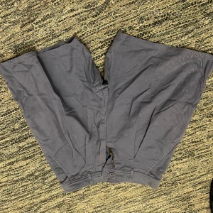 Blå shorts  - Fina högmidjade shorts till sommaren. Är jättefina på med pressveck och stora fickor. De är en fin färgblandning mellan blå och lila på dem. 