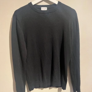 Merino ull tröja - Snygg 100% merino ull tröja från John Henric. Den är i använt skick och har ett lagat hål. Hålet syns inte enligt mig. Nypris 800kr, mitt pris 249kr! ✌️🍾