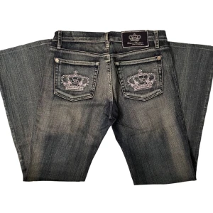 Victoria Beckham Jeans - Jättefina victoria beckham jeans😍😍 passar lågmidjat och bootcut🏹 inga defekter vad jag märkt😄💛mått i dm🧶🧶 ett av de finaste plaggen jag lagt upp😇 följ gärna då ja lägger upp mycke liknande!!🌟🌟💛