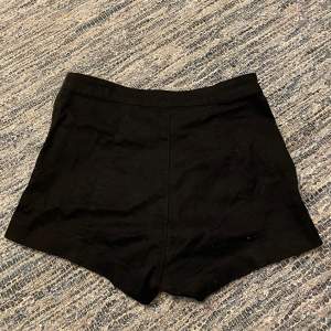 Svarta shorts från H&M i st xxs. Väldigt smickrande på. 