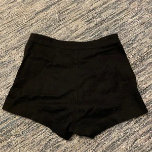 Shorts svarta  - Svarta shorts från H&M i st xxs. Väldigt smickrande på. 