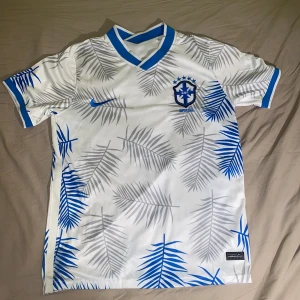 Brasil special edition fotbollströja - 10/10 skick, knappt använd pga att den är för stor för mig. 🇧🇷