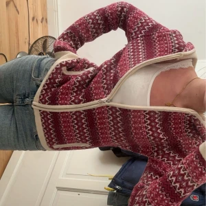 Tröja - En sippströja från Jumperfabriken som inte längre säljs, säljer då den inte längre kommer till användning. Pris går att diskutera ny pris cirka 1700kr