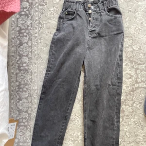 Jeans - Säljer dessa snygga jeans från Pull&bear, köpt för tre år sedan, och använt 5ggr, skriv för bättre bilder, skulle säga att jeansen även pssar de som har storlek S(34,36), då jag har den storleken, även fast det står strolek 32.❣️❣️❣️❣️❣️