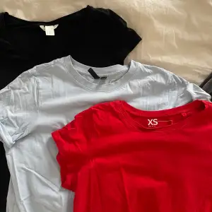 Säljer dessa tre T-shirt tillsammans. Röd, svart och ljus blå🤍 alla är i strl XS och inköpt på olika butiker
