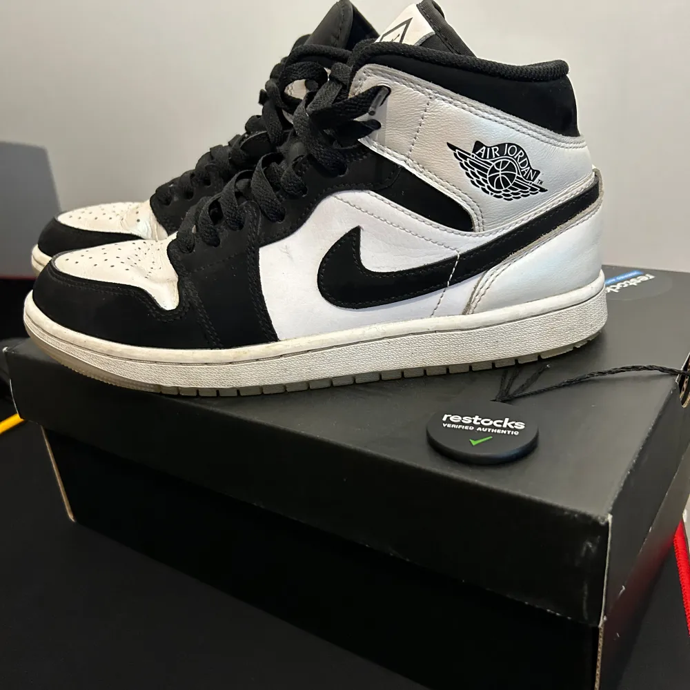 Säljer nu ett par  Nike Air jordan 1 mid Diamond . Köpta på Restock för ett tag sen . Skick 7/10 . Nypris ungefär 2500  Box medföljer givetvis ! Hör av er om ni har fler frågor !. Skor.