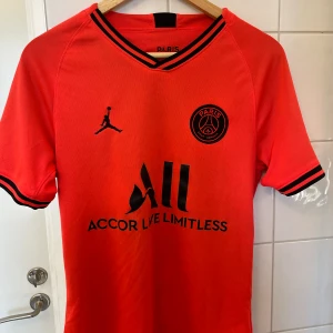 Psg t-Shirt - Psg x jordan köpt i en psg butik i Paris. Använd fåtal gånger mycket bra skick!