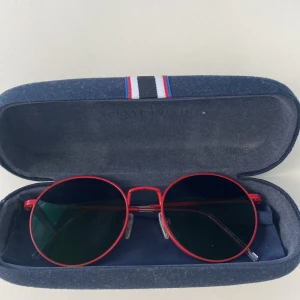 Tommy Hilfiger solglasögon  - Säljer dessa då dem aldrig används, perfekta till sommaren och pris kan diskuteras 
