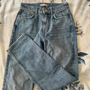 Jeans - Säljer mina jeans från gina tricot som har använts någon enstaka gång. Har inga defekter. Vid fler bilder eller eventuella frågor kan man skriva privat💗☀️
