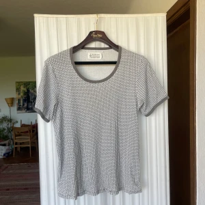 Maison Margiela T-shirt - Unik T-shirt med vid urringning