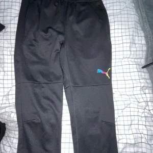 Puma träningabyxor  - Funkar som ny  Kan sänka priset 