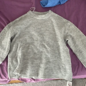 Hm tröja - Fin stickad tröja som är lite nopprig men fortfarande skönt material. Kan mötas upp om man inte vill betala för frakt 💕