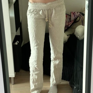 Linnebyxor Skagen  - Linnebyxor Skagen. Jag har sprättat upp dem längst nere för att få dem lite längre, sedan sytt i nederkant så de inte ska gå upp. Dock inte strykt eller liknande efter. Nypris 799. Jag är 172 cm.