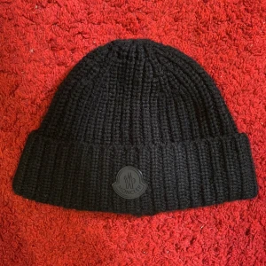 Moncler mössa - Svart black label Moncler mössa, jättebra skick, använd fåtal gånger.