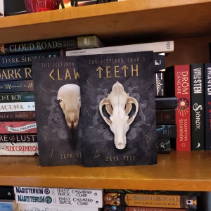 Teeth + Claws - 'The icefjord saga' 1&2 skriven av Zaya Feli. Nyskick, oläst. 