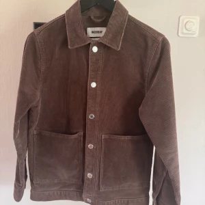 Overshirt Weekday Manchester  - Storlek XS Köpt på Weekday i Stockholm  Använd endast en gång och säljes på grund av för liten storlek. Skicket är därmed som nytt och ingen defekt finns.  Vid frågor är det bara att höra av sig 