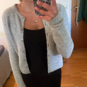 Stickad kofta  - Super fin stickad kofta, använd typ 1 gång så den är i nyskick