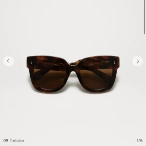Chimi solglasögon - Chimi solglasögon i 08 tortoise. Bra skick, fodral och helt ny mikrofiberduk ingår. Nypris: 1365kr