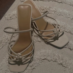Sandal klackskor  - Använda 1 gång, nyskick! 