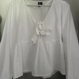 Blus Vera Moda  - Jättefin vit blus från Vera Moda med rosetter. Endast använd fåtal gånger💞💞