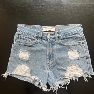 Levi’s summer shorts - Knappt använda Levis jeansshorts. 150kr. Kan skickas mot porto eller hämtas i Saltsjöbaden. 