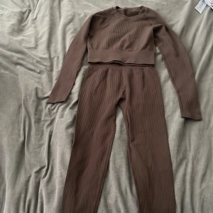 Träningskläder - Träningskläder i mjukt tyg, byxorna är tights och tröjan sitter jätte bekvämt.