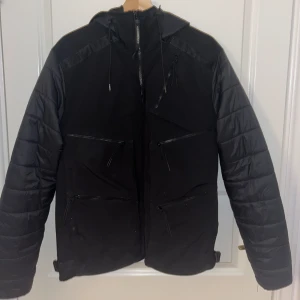 Cp company googel jacket - En mycket fin cp company jacka som används sparsamt då den köptes i fel storlek. Storlek 50/M. Cond 9/10