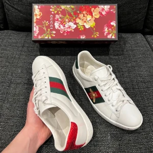 Gucci ace skor  - Riktigt fina Gucci skor skick 8,5/10 och skön pass form 