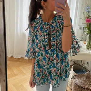 Ganni blus - Jätte söt blus med trekvartslånga ärmar från Hanni. Helt ny (prislapp kvar). För referens är jag 168 cm. Går bra köpa direkt ❤️
