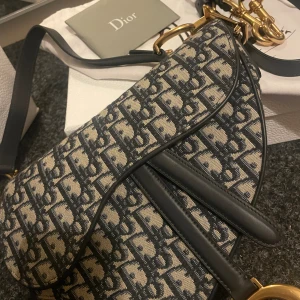 Dior väska  - ❗️ många som är intresserade så seriösa köpare tack ❗️ dior väska, använd vid två tillfällen, alltså som helt ny, påse dustbag och låda och tillkommer,  dm vid frågor 
