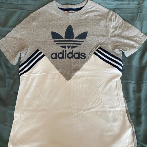 Adidas T-shirt - En snygg adidas t-shirt perfekt till sommaren👌. Knappt använd i strl 176 till åldern 15-16 år. 