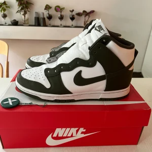 Nike Dunk High 'Cargo Khaki' - Nike Dunk High 'Cargo Khaki'. Storlek 42. De köptes för ett år sedan från StockX. De är i mycket bra skick och har endast små creases på Toeboxen. Skriv privat om du har frågor!