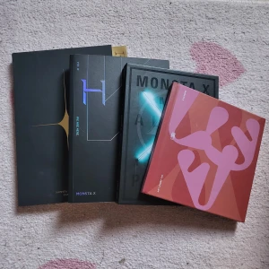 Säljer Monsta X album (4st)  - Säljer Monsta X album (4st) pcs och Skrivor finns :)