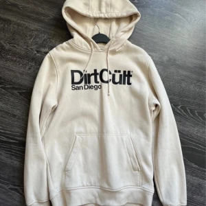 DirtCult hoodie - Jätte fint skick, inga fläckar eller hål. Dock använd förut. Passar S dam bra. Skriv om ni har frågor, kan tänka mig gå ner i pris.