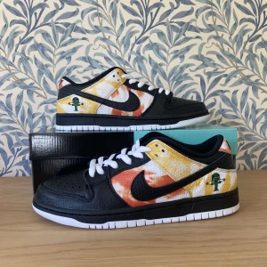 Nike dunk sb raygun black  - Nike dunk sb raygun black sprillans nya! DS inte ens testade på foten. Självklart äkta! Orderbekräftelse finns! Går att hämta upp i Malmö eller Lund eller så skickas de! 