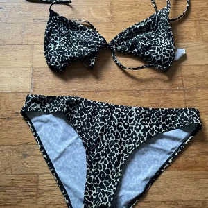 Leopard bikini - En fin leopardmönstrad bikini, använd någon enstaka gång, toppenskick.