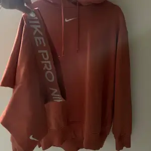Nike hoodie med tillhörande shorts användt vid ett tillfälle, storlek s i båda delarna säljs tillsammans 