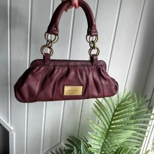 Vinröd väska  - Superfin vinröd väska från Calvin klein