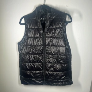 VästJacka från Zara  - Använd 1 gång, ny skick.  Väst från zara storlek XS 