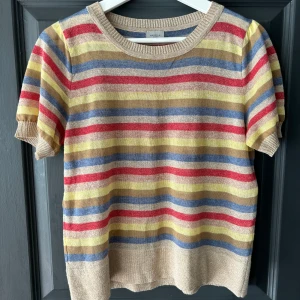 Kortärmad glittrig top - Tröjan är i storlek M och i väldigt fint skick, endast använd ett fåtal gånger. 