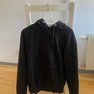 Svart hoodie - Svart hoodie 
