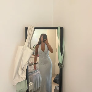 Satinkläning Peppermayo  - Oanvänd satinklänning från Peppermayo! Klänningen har isblå färg och syns bättre i verkligheten än på bilden. Storlek Au 6 som motsvarar 34/36