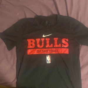 The Nike Tee Chicago bulls - Storlek s, perfekt till gymmet! Riktigt bra compression tröja jag ser massiv ut i den och älskar den men får inte plats i den längre har 50cm armar nu och de blir en skit svår process o ta av den sen långt tillbaka. Vill du ha en riktigt bra ego boost under processen till at bli stor så har du kommit rätt