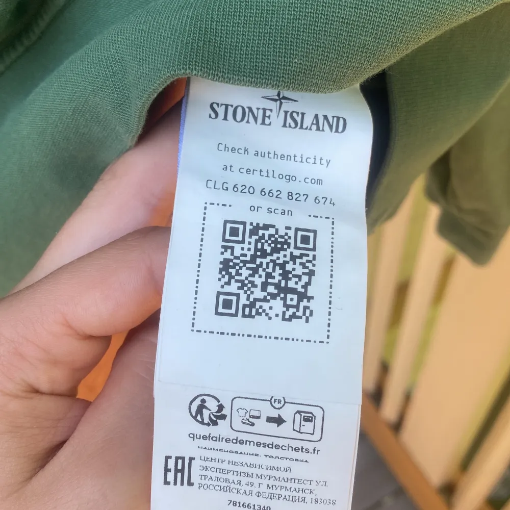 Tja säljer min Stone island tröja som jag köpte på NK i Sthlm för att jag inte använder den ofta längre. Vet inte direkt vad det är för storlek på den men den passar nog folk runt 165-175. Inga defekter. Priset är inte hugget i sten!👍✌️. Tröjor & Koftor.