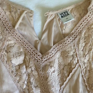 Rosa klänning - En rosa fin klänning från Vero Moda i storlek xs! Använd en gång och är i superfint skick!