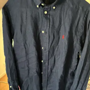 Polo Ralph Lauren skjorta i storlek s som aldrig varit använd. Endast legat i garderoben efter köp.