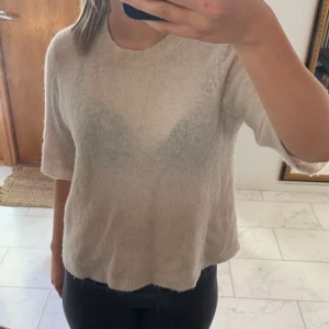 Stickad tröja - Super skön stickad tröja köpt från plick. Väl andvänd så i helt okej skick🩷